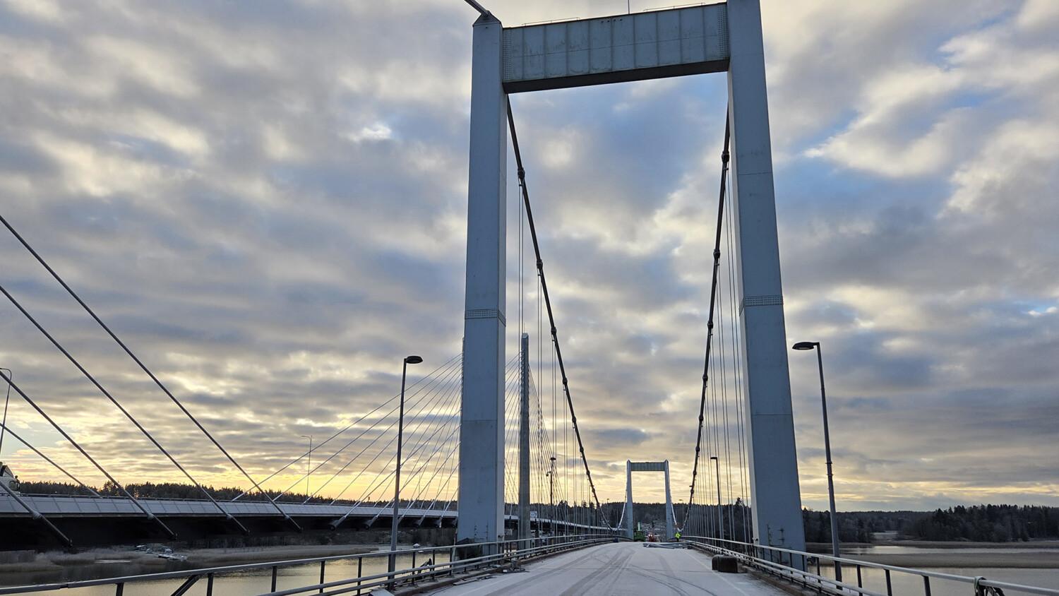 Kirjalansalmen vanhan sillan pylonit