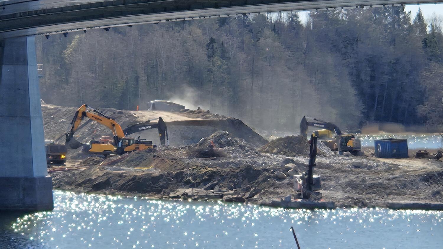Purkutyöt Kirjalansalmen sillan luona eteläisellä penkereellä
