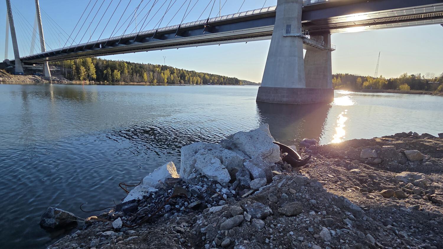 Vanha Kirjalansalmen silta purettiin onnistuneesti Paraisilla uuden sillan vieressä